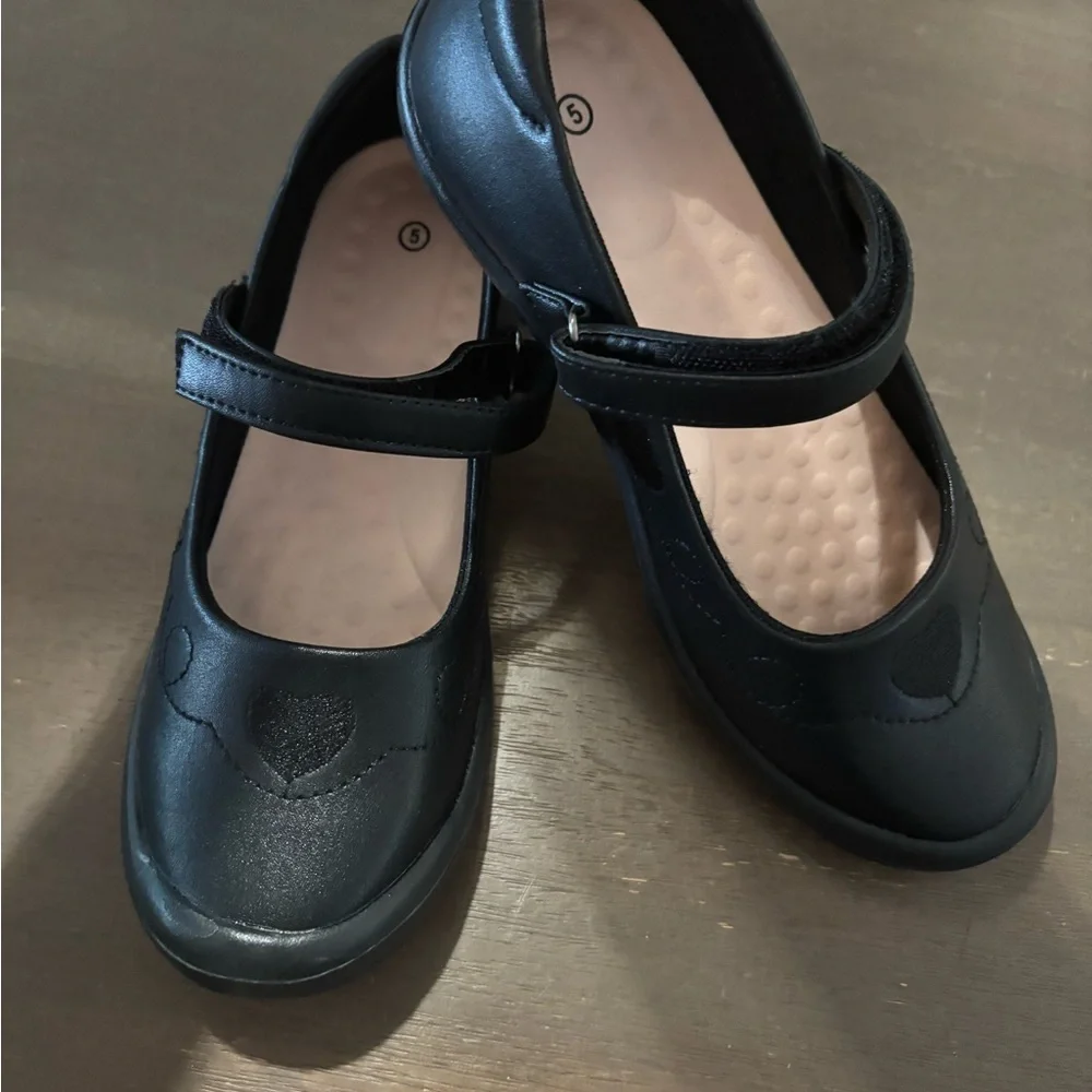 Classic Black Mary Jane Kids Shoes with Heart Detail Sz 5 Kids